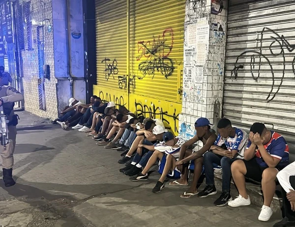 Integrantes de torcida organizada foram interceptados após depredação no Largo do Tanque