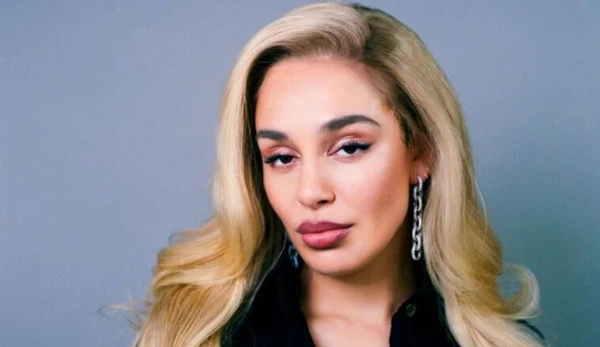 Jorja Smith adia turnê no Brasil para 2026