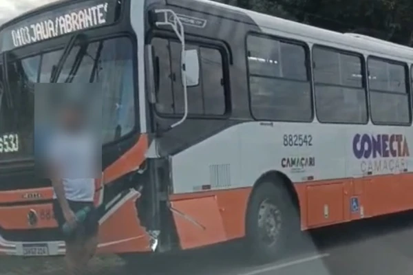 Moto colidiu de frente com o ônibus que ia para Jauá, na orla do município de Camaçari