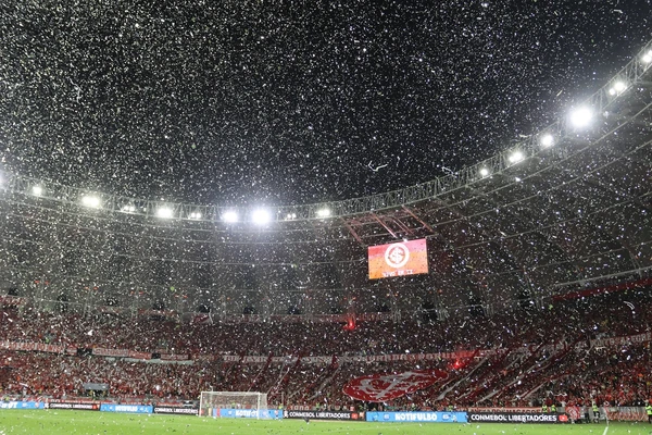 O Beira Rio nada pronto para o início da partida, que teve atraso de cerca de 20 minutos por Ricardo Duarte / Internacional