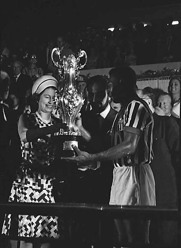 Rainha Elizabeth II entrega taça a Pelé no Maracanã, após amistoso entre cariocas e paulistas