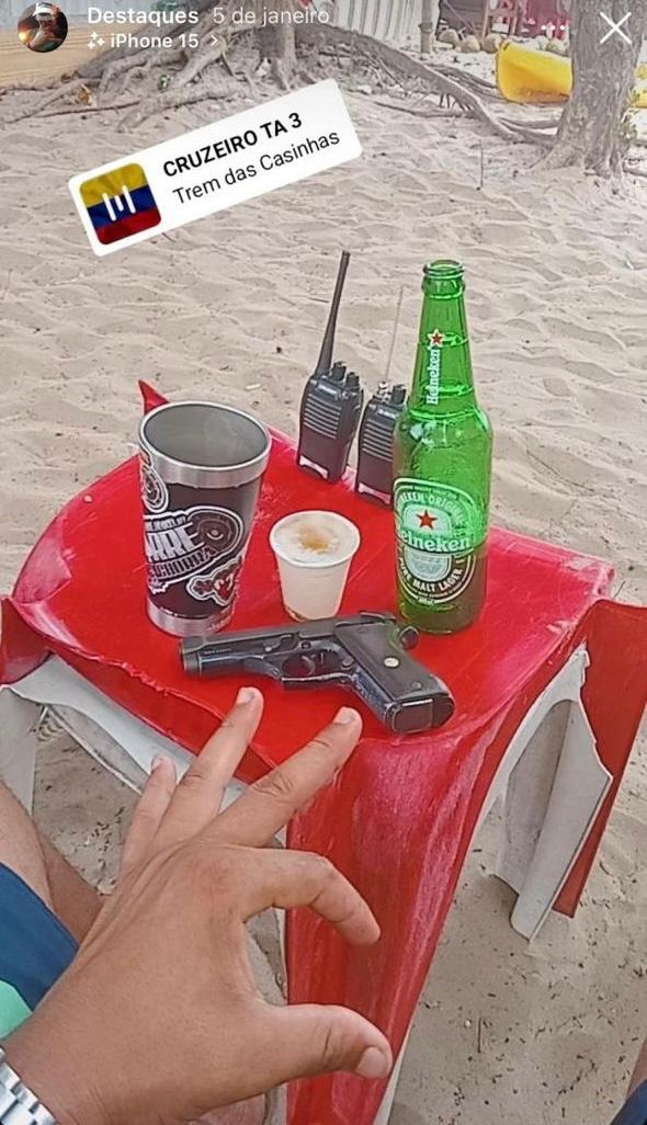 Suspeito exibia armas nas rede sociais por Divulgação