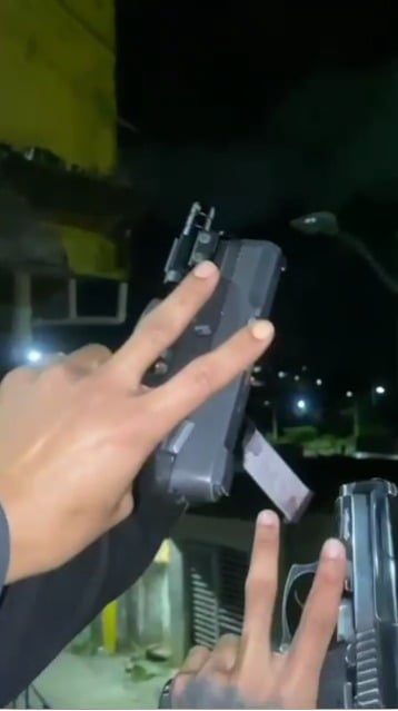 Traficantes do CV exibiram armas e pichações por Reprodução