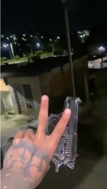 Traficantes do CV exibiram armas e pichações por Reprodução