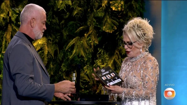 Apresentadora mostra o nome de Luiz Lira ao abrir a caixa por Reprodução/TV Globo
