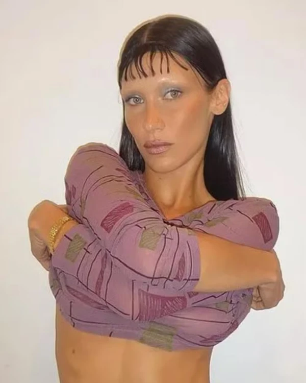 Bella Hadid com sobrancelhas descoloridas por Reprodução/Redes Sociais 