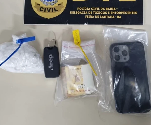 Dinheiro, celular e droga apreendidos com o suspeito em Fei