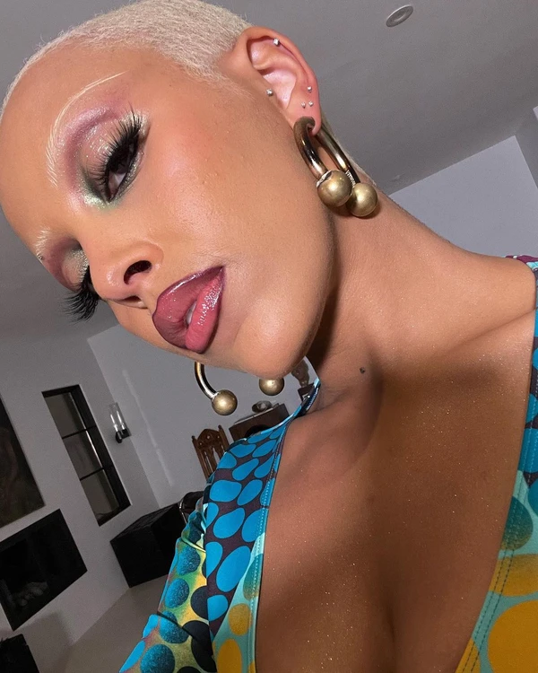 Doja Cat com sobrancelhas descoloridas por Reprodução/Redes Sociais  