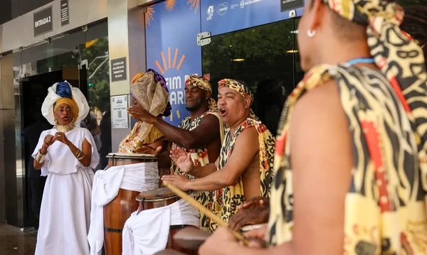 Integrantes do Balé Folclórico da Bahia fazem lavagem da escadaria do Teatro João Caetano antes das apresentações do espetáculo