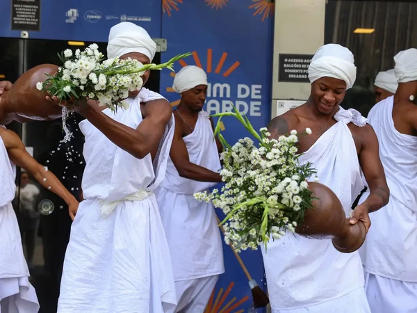 Integrantes do Balé Folclórico da Bahia fazem lavagem da escadaria do Teatro João Caetano antes das apresentações do espetáculo por Tomaz Silva/Agência Brasil