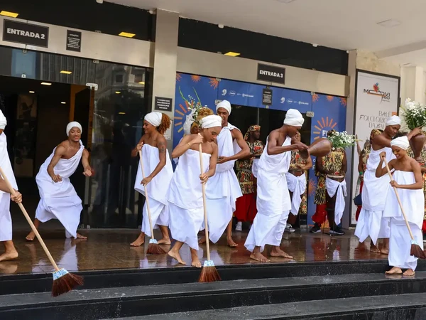 Integrantes do Balé Folclórico da Bahia fazem lavagem da escadaria do Teatro João Caetano antes das apresentações do espetáculo por Tomaz Silva/Agência Brasil