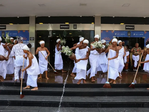 Integrantes do Balé Folclórico da Bahia fazem lavagem da escadaria do Teatro João Caetano antes das apresentações do espetáculo por Tomaz Silva/Agência Brasil