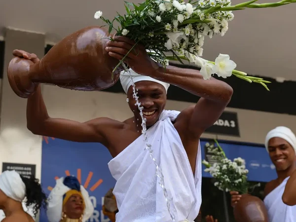 Integrantes do Balé Folclórico da Bahia fazem lavagem da escadaria do Teatro João Caetano antes das apresentações do espetáculo por Tomaz Silva/Agência Brasil