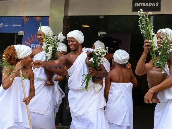 Integrantes do Balé Folclórico da Bahia fazem lavagem da escadaria do Teatro João Caetano antes das apresentações do espetáculo por Tomaz Silva/Agência Brasil