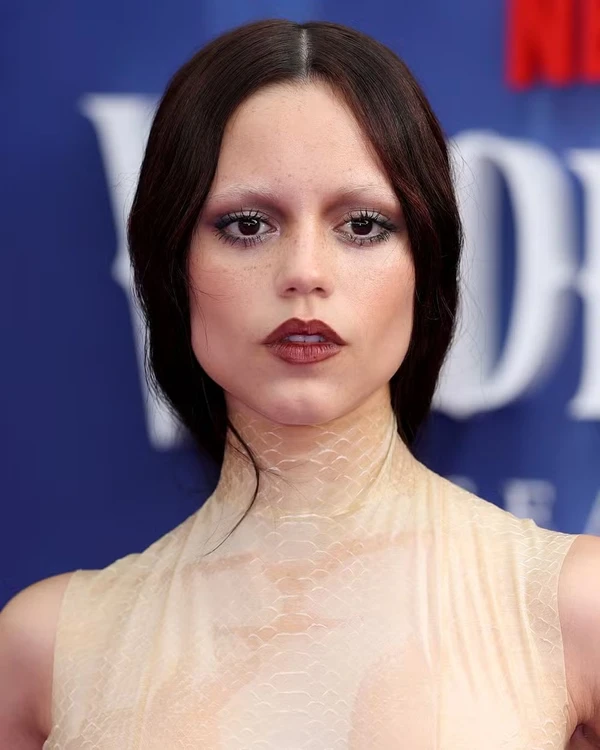Jenna Ortega exibe sobrancelhas descoloridas ao divulgar segunda temporada de 'Wandinha por Reprodução/Getty Images
