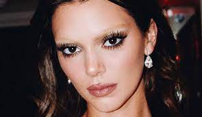Kendall Jenner usou sobrancelhas descoloridas em várias ocasiões, como nos desfiles da Givenchy e Marc Jacobs em 2016, e no Met Gala 2022 por Reprodução/Redes Sociais 