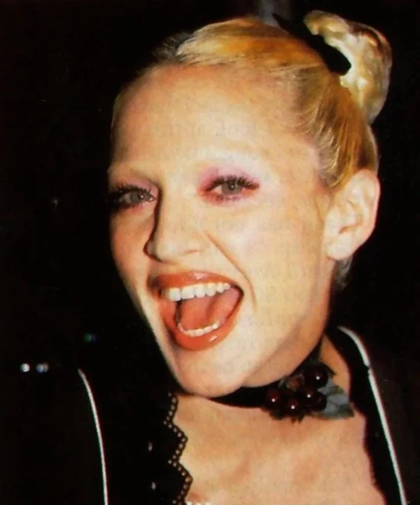 Madonna com sobrancelhas descoloridas por Reprodução/Redes Sociais   