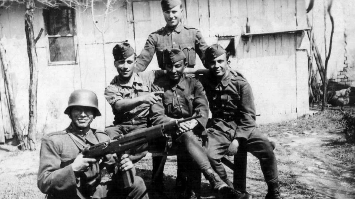 András com soldados húngaros durante a Segunda Guerra Mundial por  Wikimedia Commons 