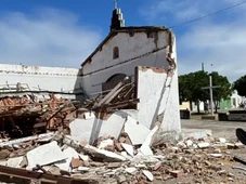 Imagem - Igreja desaba no interior da Bahia e apenas parede com imagem de Cristo fica intacta
