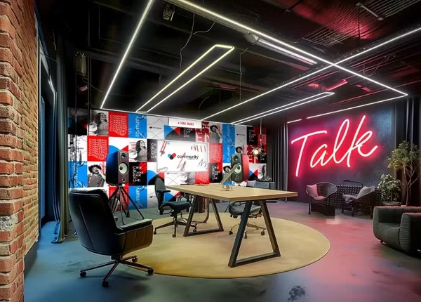 Faculdade de influencers tem sala de podcast por Divulgação