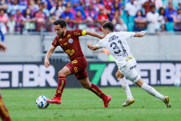 Everton Ribeiro deu duas assistências no triunfo do Bahia contra o Santos