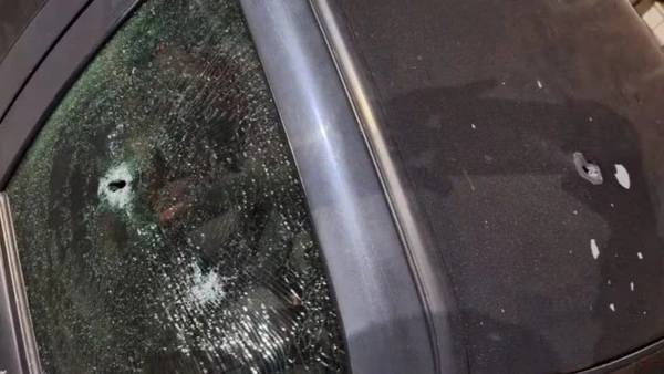 Professor tem carro alvejado por dez tiros após ser acusado de abuso sexual de três alunos