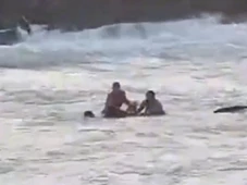 Imagem - Jovem de 26 anos é resgatada em praia de Salvador