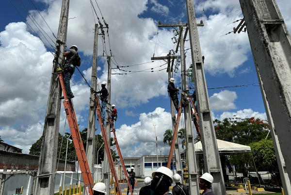 Alunos do curso de eletricista do SENAI Bahia em aula prática   Foto: SENAI Bahia/Arquivo