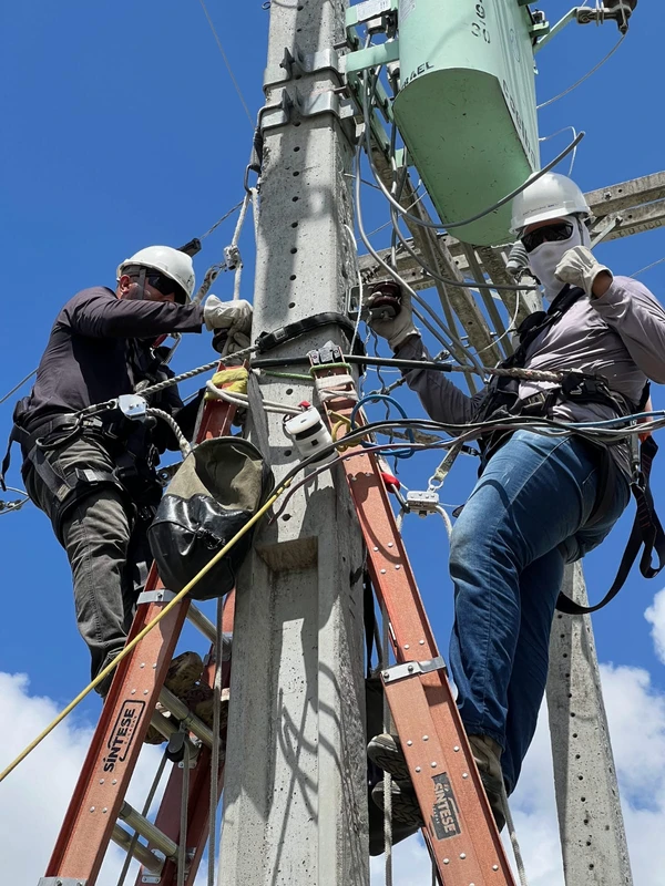 Alunos do curso de eletricista do SENAI Bahia em aula prática  