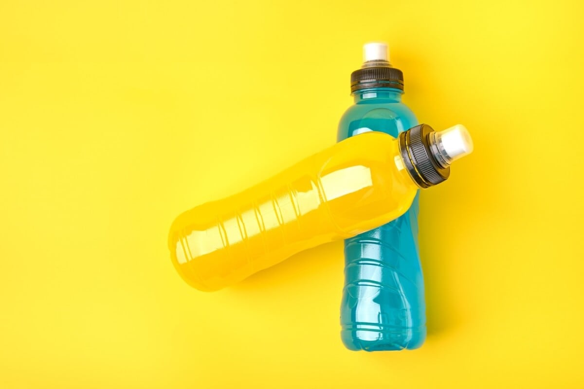 Apesar de parecem iguais, o isotônico e o energético têm finalidades e composições diferentes (Imagem: Vitaly Krivchikov | Shutterstock)