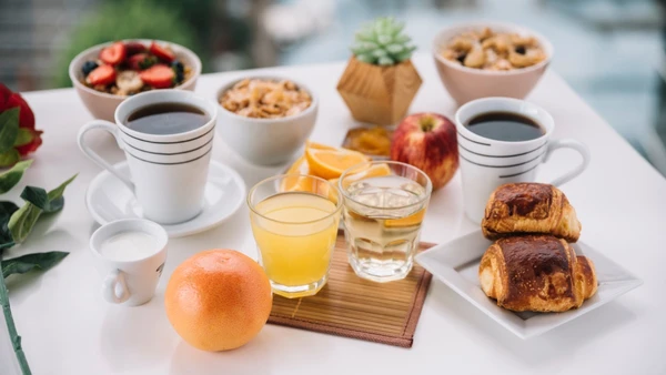 Explore formas de combinar o iogurte com frutas e cereais para potencializar seus efeitos