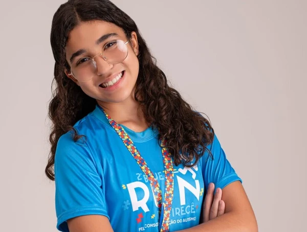 Isabella Mendes, de 12 anos, emociona ao vencer 'Pequenos Gênios'  por Reprodução