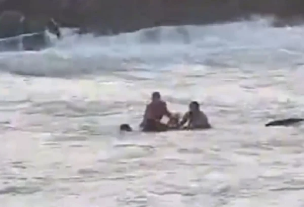 Mulher é resgatada em praia de Buraão