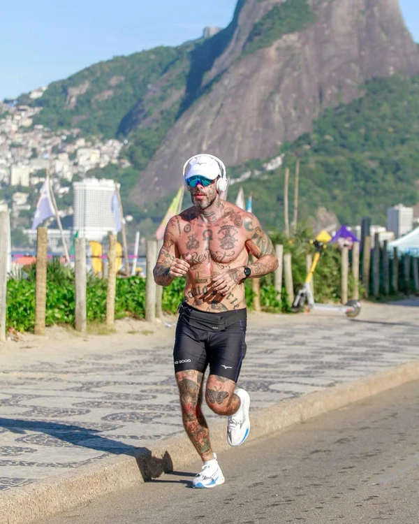 Tico Santa Cruz por Reprodução/Instagram @viniciusvictor33 e @leandrosousafotografias