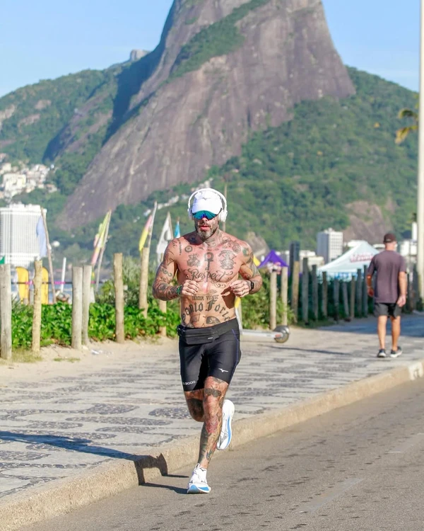 Tico Santa Cruz por Reprodução/Instagram @viniciusvictor33 e @leandrosousafotografias
