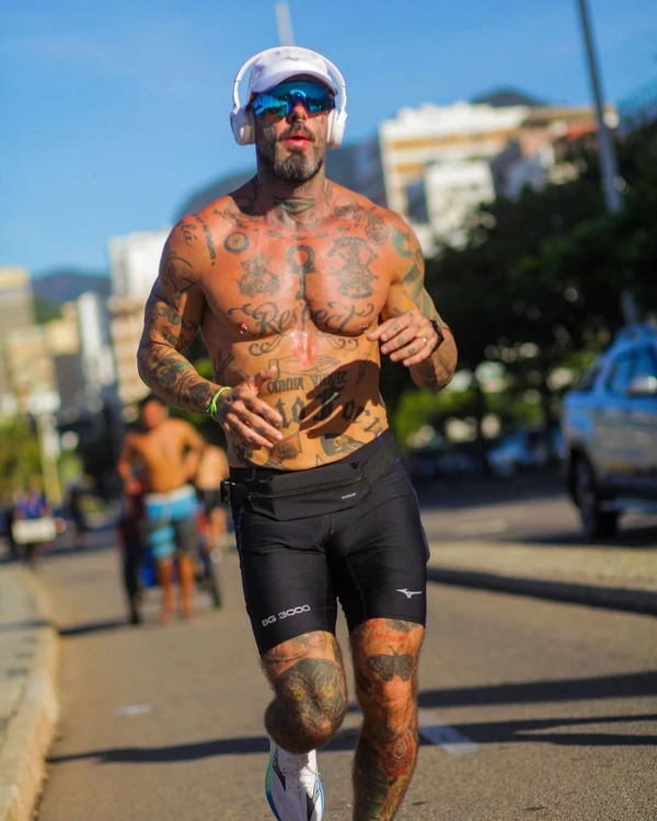 Tico Santa Cruz por Reprodução/Instagram @viniciusvictor33 e @leandrosousafotografias