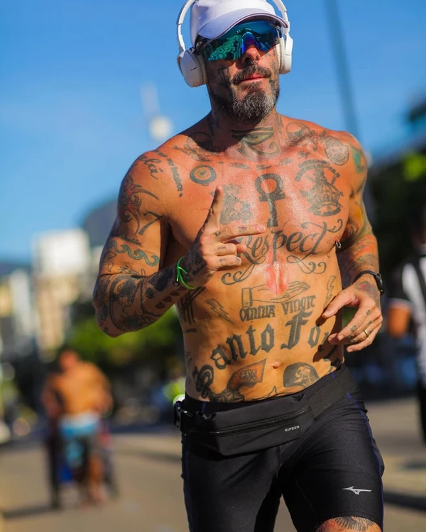 Tico Santa Cruz por Reprodução/Instagram @viniciusvictor33 e @leandrosousafotografias