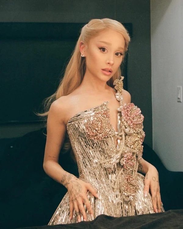 Ariana Grande (26 de junho) por Reprodução