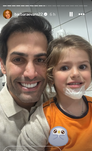 Ayla com queixo enfaixado e o pai Gustavo Theodoro
