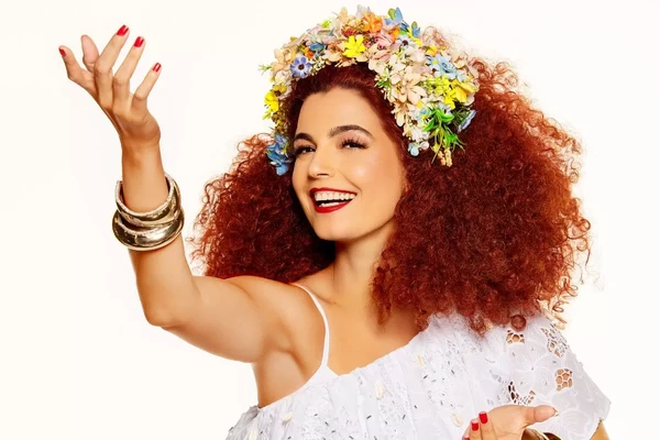Cantora baiana Emanuelle Araújo vive Clara Nunes no teatro