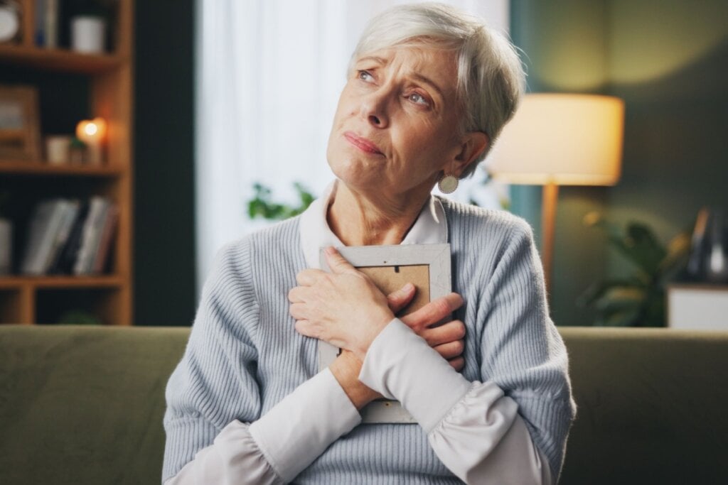 Elaborar a falta por luto é um processo essencial para manter o equilíbrio emocional (Imagem: PeopleImages.com – Yuri A | Shutterstock)