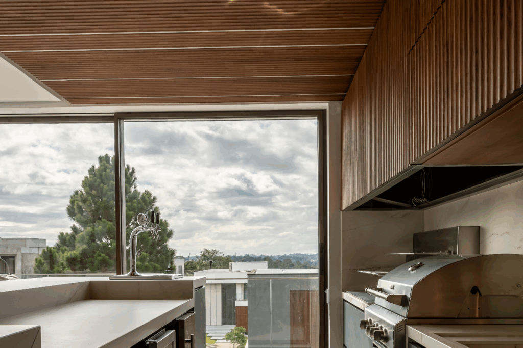 [Edicase]O forro em madeira transmite aconchego e calor (Projeto: Meneghisso & Pasquotto Arquitetura | Imagem: JP Image) por Projeto: Meneghisso &amp; Pasquotto Arquitetura | Imagem: JP Image