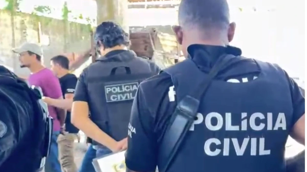 Veja o momento da prisão de Marcelo Batista (de camisa rosa)