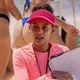 Imagem - Raquel enfrenta humilhação ao voltar a vender sanduiche na praia em ‘Vale Tudo’ desta quarta (27)