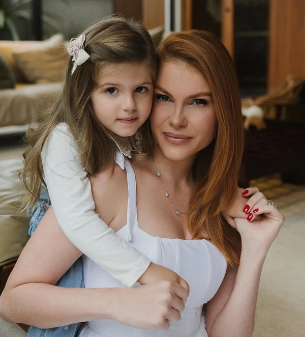 Bárbara Evans e filhos por Reprodução/Instagram @bucosta