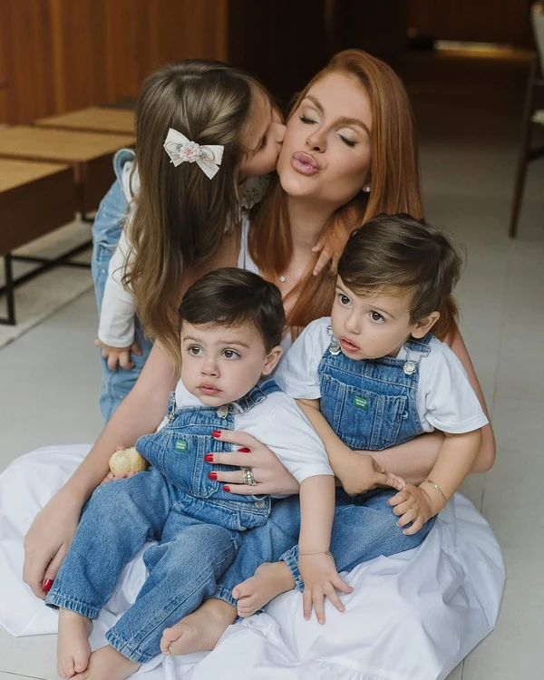 Bárbara Evans e filhos por Reprodução/Instagram @bucosta