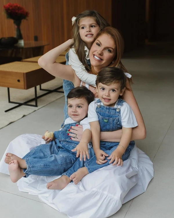 Bárbara Evans e filhos por Reprodução/Instagram @bucosta