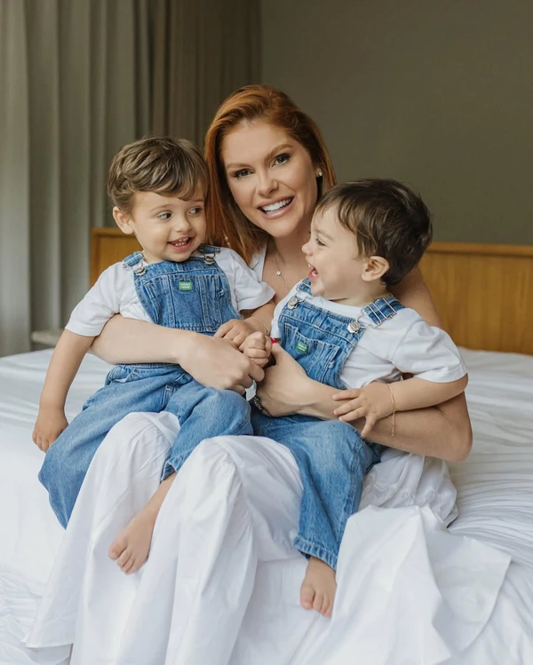 Bárbara Evans e filhos por Reprodução/Instagram @bucosta