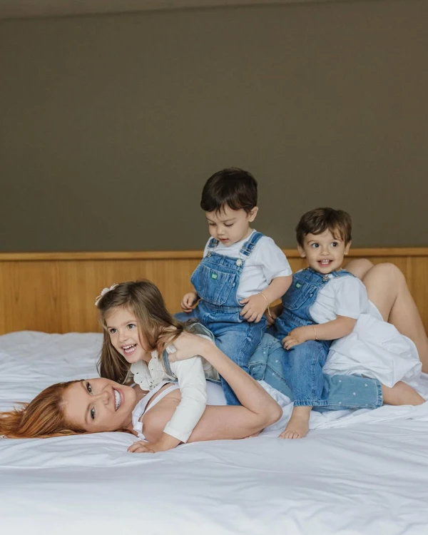 Bárbara Evans e filhos por Reprodução/Instagram @bucosta