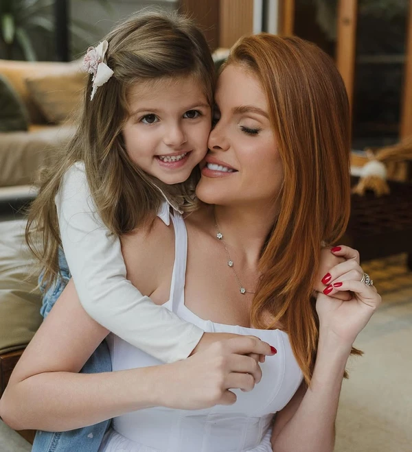 Bárbara Evans e filhos por Reprodução/Instagram @bucosta